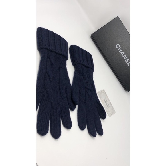 Chanel woolen  hand gloves - Picture 6 of 8